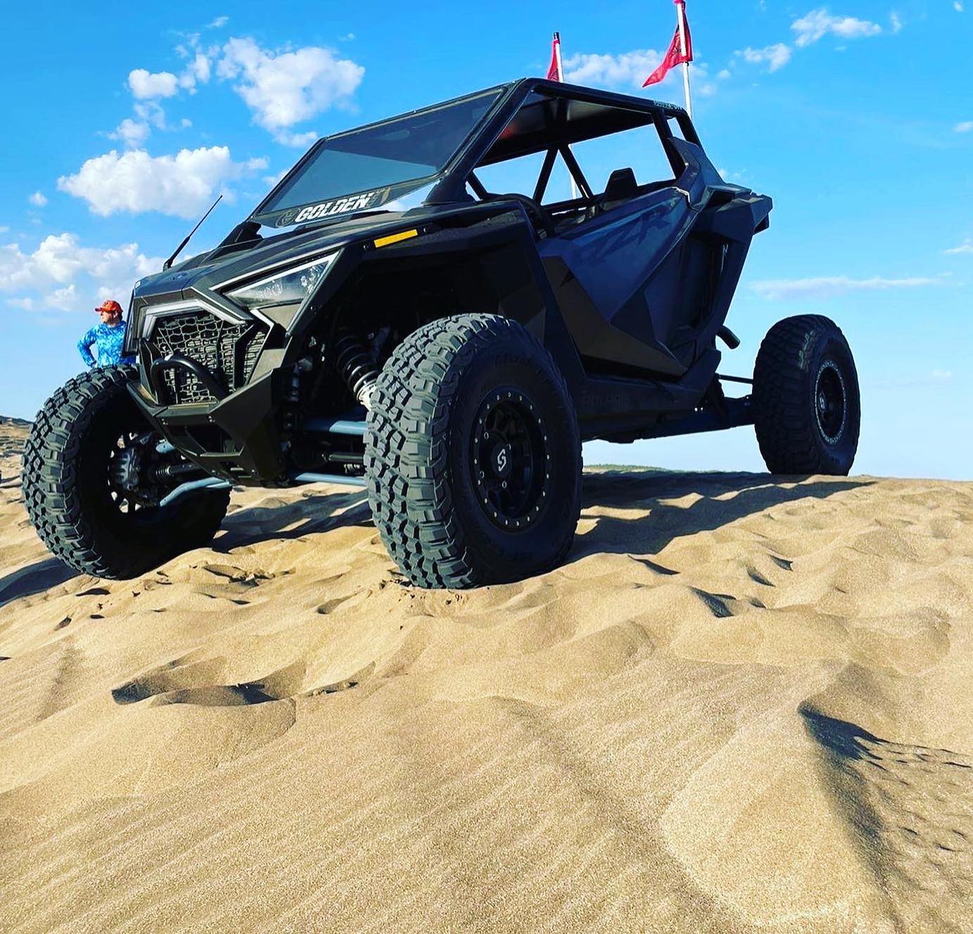 Polaris RZR en el taller con jaula Brakes UTV y resortes rojos