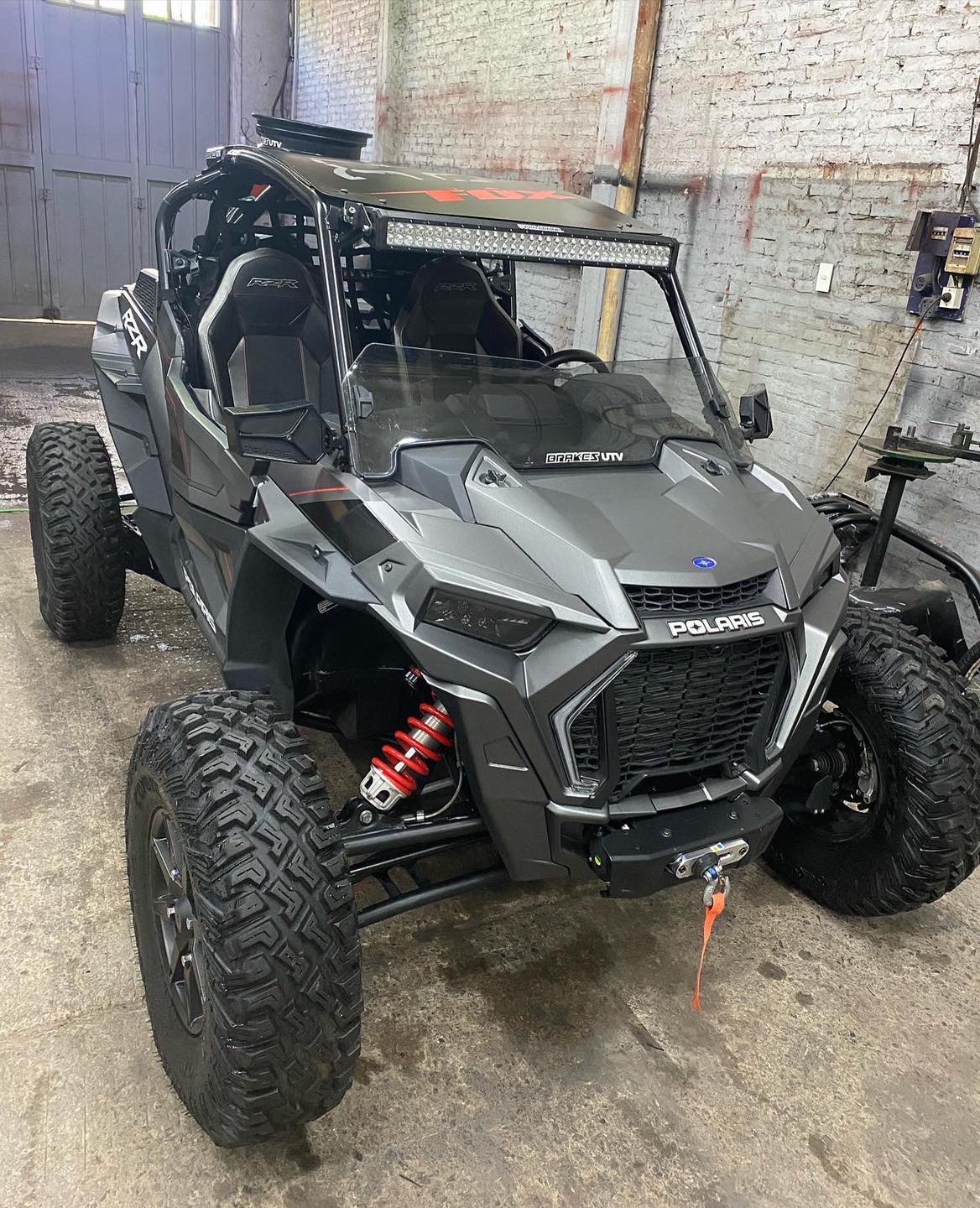Polaris RZR Pro gris custom con detalles Brakes UTV
