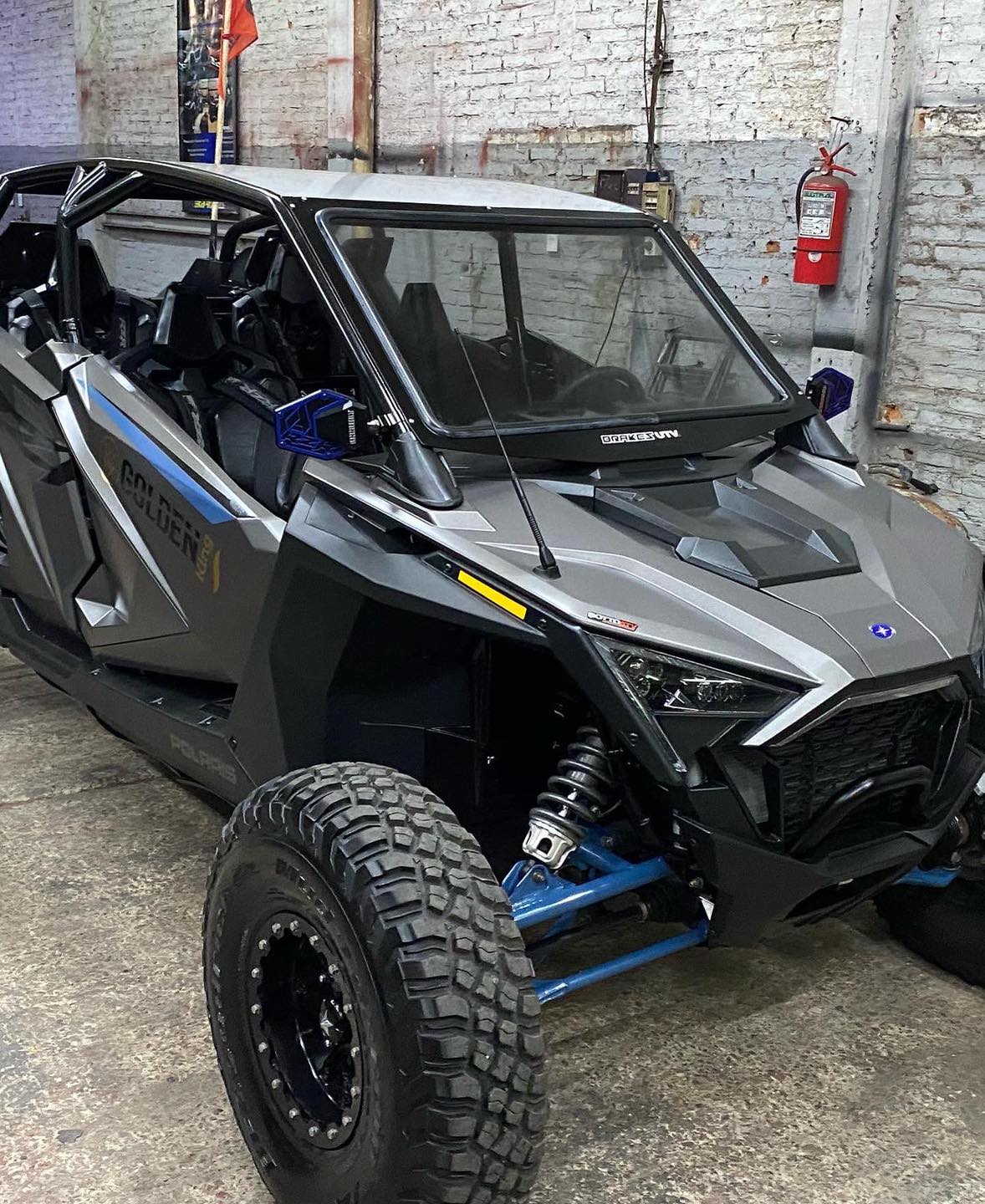 Dos Polaris RZR estacionados, listos para salir