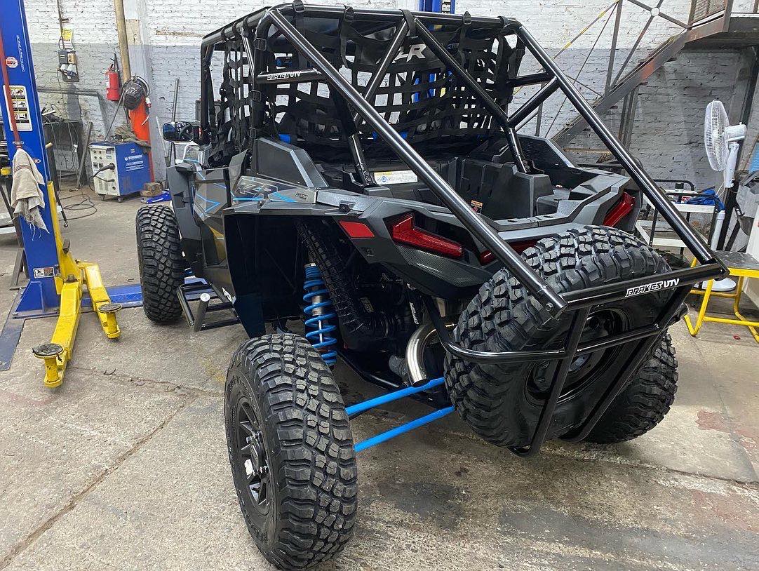 Can-Am Maverick X3 modificado, suspensión Brakes UTV azul y resortes verde fluo