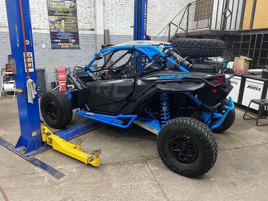 Polaris RZR con jaula antivuelco verde fluo