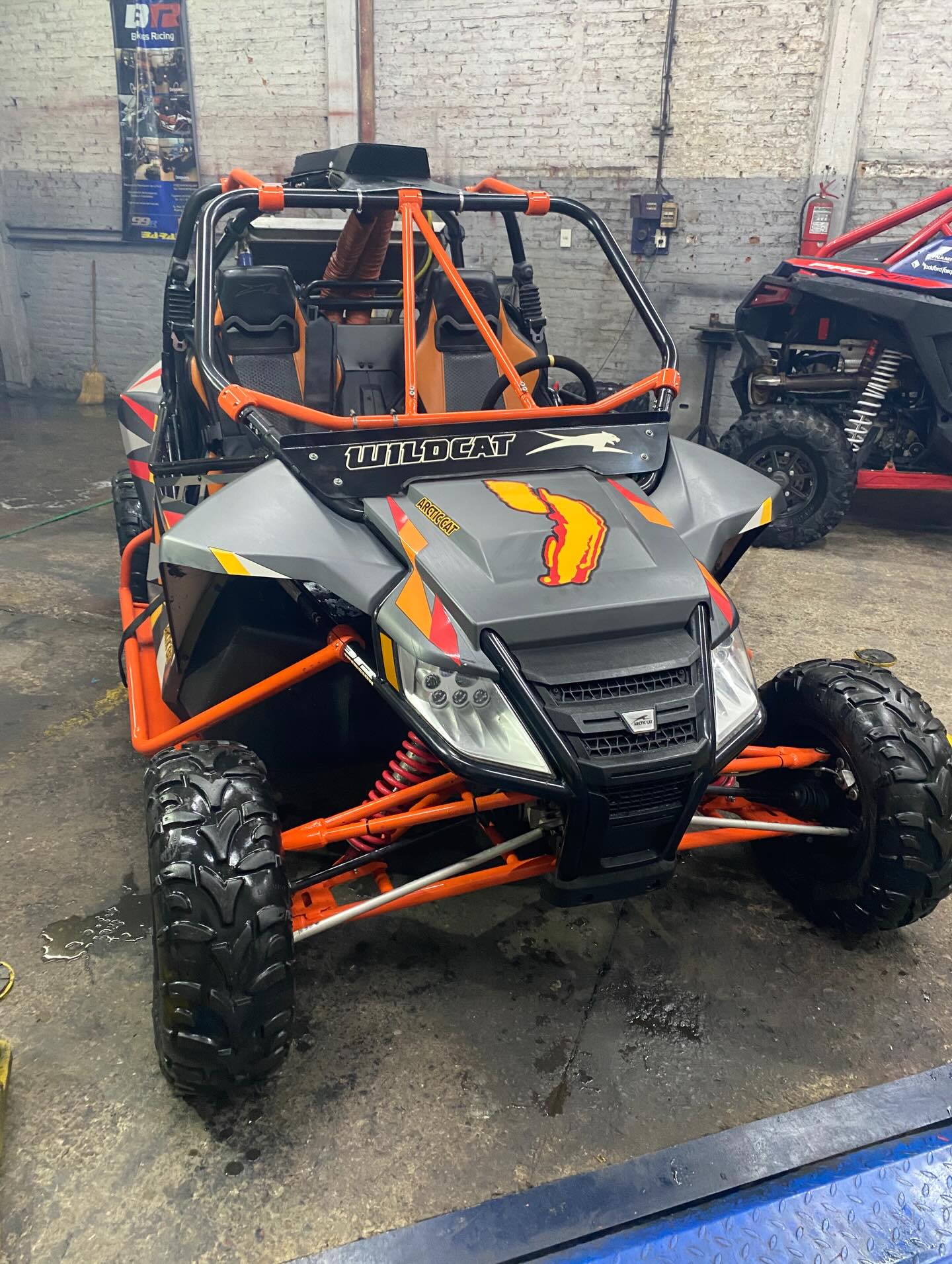 Polaris RZR Pro XP rojo en el taller
