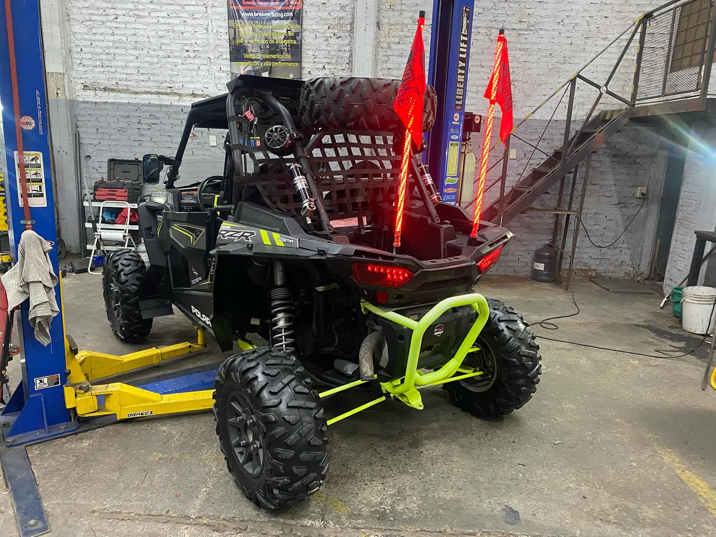 UTV personalizado con suspensión Brakes UTV y resortes verde fluo