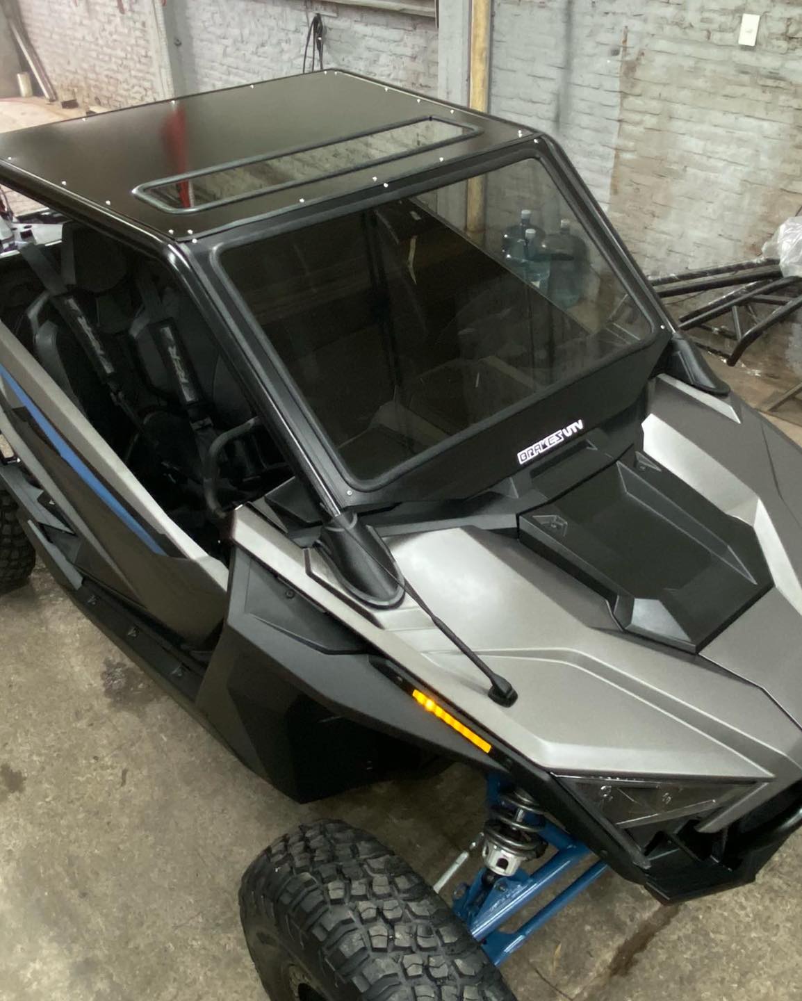 UTV negro en dunas, listo para travesía